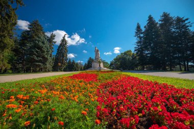 Bulgaristan 'ın Varna Denizi Bahçesindeki Pantheon Anıtı üzerindeki hava manzarası