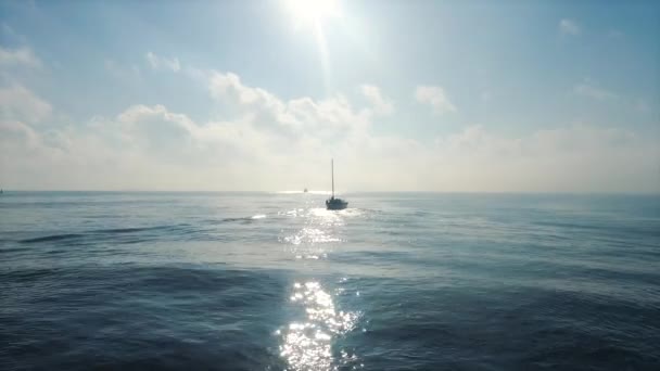 日出时帆船在开阔的水面上航行 — 图库视频影像