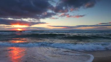 Ada plajı ve güzel deniz gündoğumu kıyıda dalgalanan dalgalarla