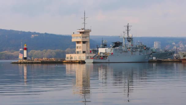 Zeezicht Vuurtoren Navigatietoren Militair Schip Haven — Stockvideo