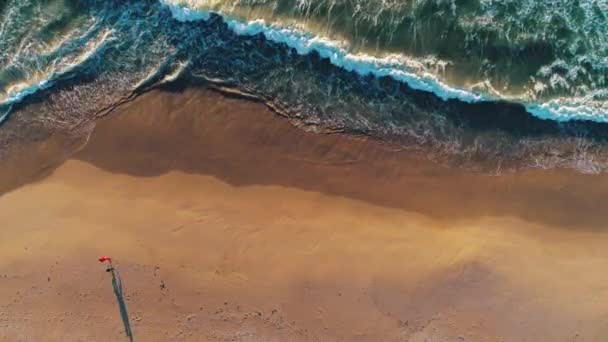 Ondas Oceânicas Salpicam Praia Família Ambulante Faz Pegadas Areia — Vídeo de Stock
