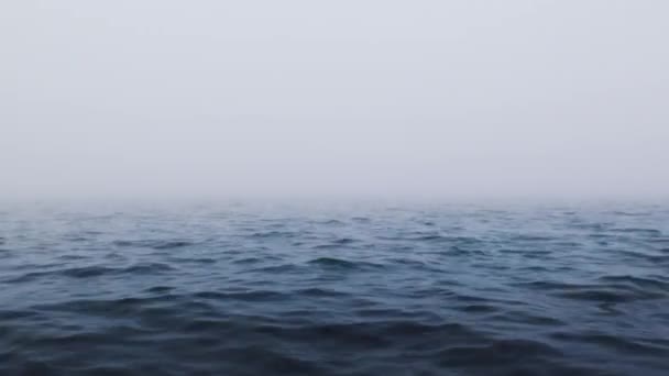 Agua Ondulación Marina Con Niebla Matutina Olas Oceánicas — Vídeo de stock