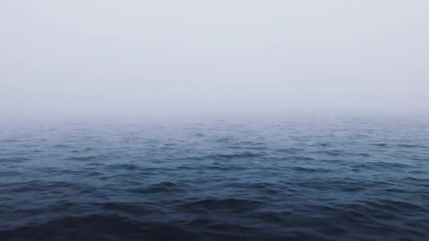 日の出の朝霧と海のリップル水 — ストック動画