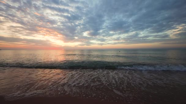 Barevný Východ Slunce Dramatická Oblačnost Nad Mořskými Vlnami Pobřežím — Stock video