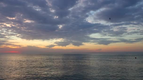 Krásný Východ Slunce Nad Mořskými Vlnami — Stock video