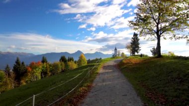 Arka planda Jamnik, Slovenya ve Julian Alps yakınlarındaki St. Primoz Kilisesi manzarası 
