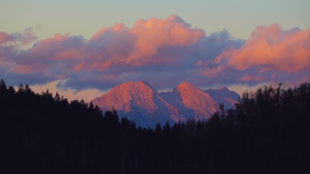 アルプスのピーク ミスリナ コルティナ ダンペッツォと山の風景の朝の日の出ビュー — ストック動画