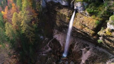 Şelale, göller ve sonbahar ormanı Plitvice Ulusal Parkı, Hırvatistan, gökyüzü manzarası 