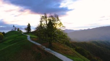 Arka planda Jamnik, Slovenya ve Julian Alps yakınlarındaki St. Primoz kilisesinin hava manzarası 