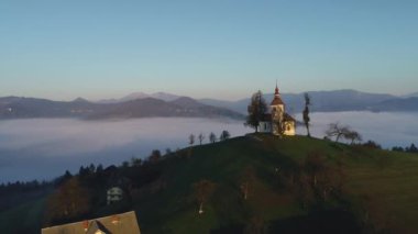 Gün batımında Slovenya 'daki Saint Tomas Kilisesi' nin hava manzarası