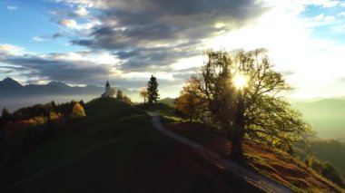 Arka planda Jamnik, Slovenya ve Julian Alps yakınlarındaki St. Primoz kilisesinin hava manzarası