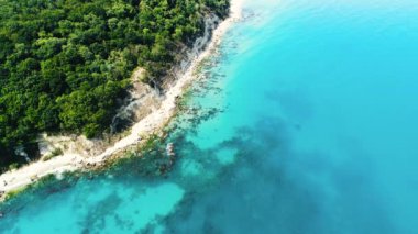 Kumsal ve deniz, yukarıdan aşağıya doğru manzara. Dalgalar sıçrıyor kumsal kumları.