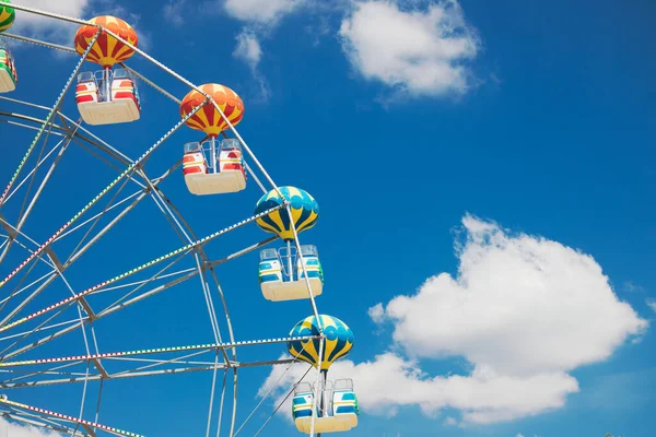 Ferris Wheel Блакитним Небом Хмарами — стокове фото