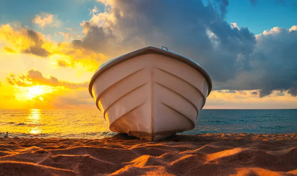 热带海景 有一艘船在多云的日出或日落的沙滩上 — 图库照片