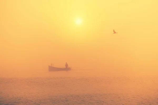 Halászhajó Vitorlázik Tengerben Arany Köd Reggelén Gyönyörű Óceán Napkelte — Stock Fotó
