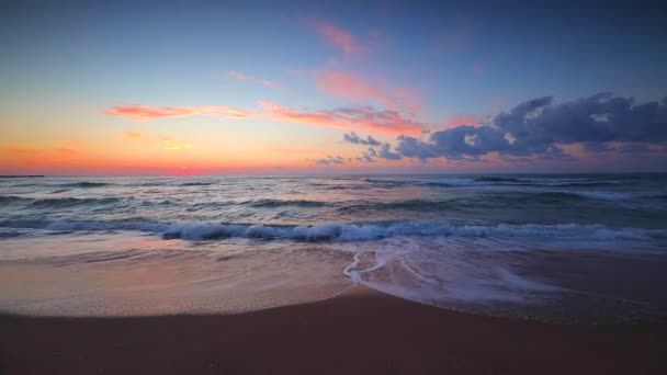 Wschód Słońca Nad Tropikalnym Egzotycznym Wybrzeżem Plaży — Wideo stockowe