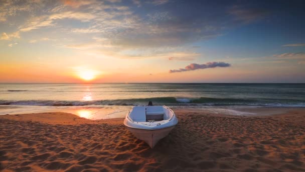 Oceano Alba Mare Barca Pesca Solitaria Sulla Spiaggia — Video Stock