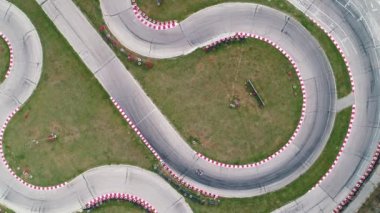 Karting pisti, hava manzaralı arka plan. Rekabet. At arabası virajlarda yarışıyor.