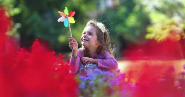 Mutlu Genç Kız Oynuyor Parkta Fırıldak Üflüyor Yavaş Çekimde Renkli — Stok video