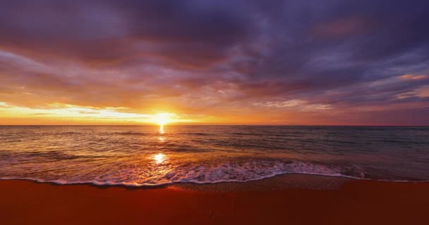 在奇异的岛屿海滩上的海浪和日出 — 图库视频影像