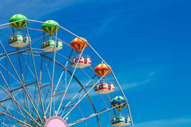 Mavi gökyüzü ve bulutlu dönme dolap