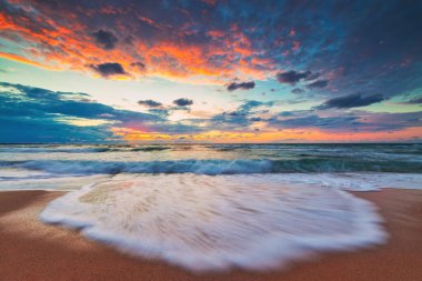 Denizin üzerinde güzel bulutlar, gün doğumu sho