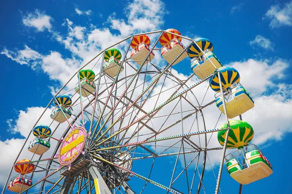 Ferris Wheel Блакитним Небом Хмарами — стокове фото