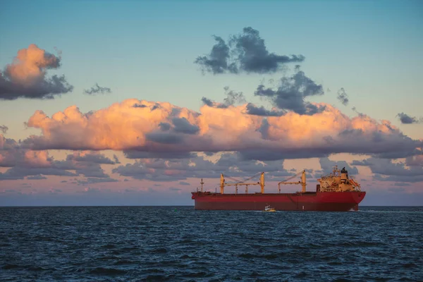 Navio Carga Navegando Oceano Céu Azul Fundo — Fotografia de Stock