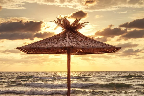 熱帯の海のビーチでストロー傘 — ストック写真