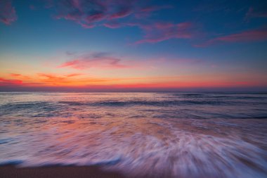 Plaj gündoğumu tropikal denizin üzerinde
