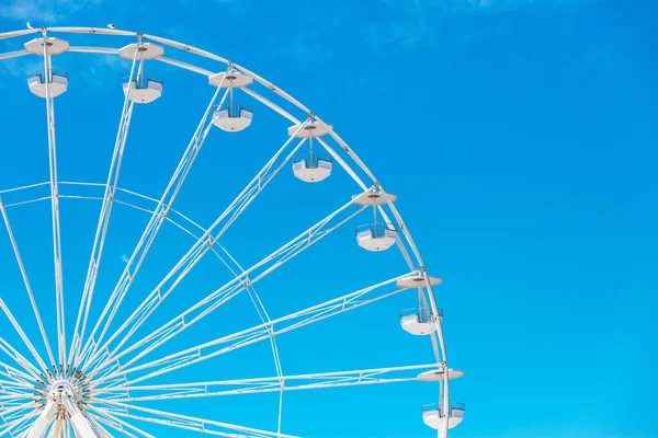Ferris Wiel Met Blauwe Lucht Wolken — Stockfoto