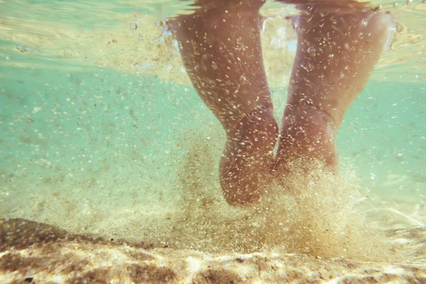 Pequena Criança Bebê Pernas Dedos Dos Pés Tocar Areia Praia — Fotografia de Stock