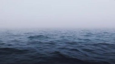 Dalgaların üzerinde okyanus gün doğumu, dalgalı suyun üzerinde sis