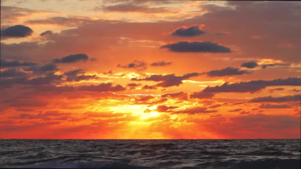 Oceaan Strand Zonsopgang Met Kleurrijke Hemel Wolken Zonnestralen — Stockvideo