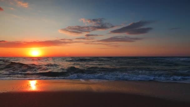 Sonnenaufgang Meer Strand Meereswellen Und Küste Bei Sonnenuntergang — Stockvideo