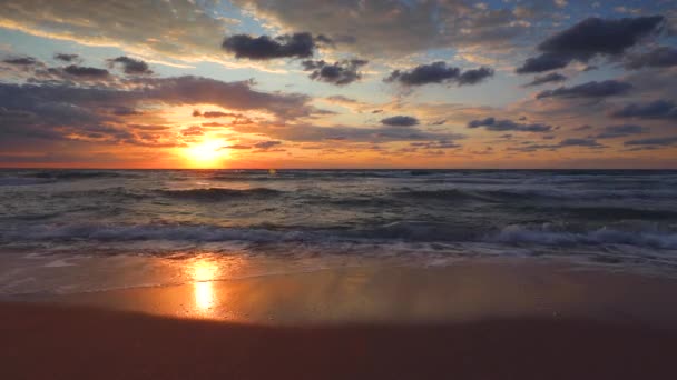 Oceano Praia Nascer Sol Com Nuvens Coloridas Céu Raios Sol — Vídeo de Stock