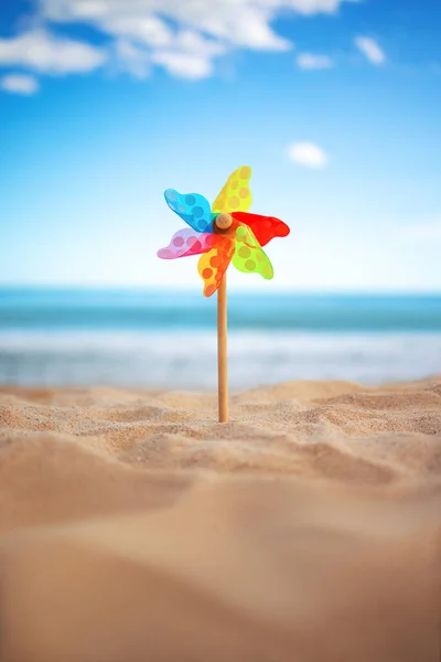 Girandola Una Sabbia Spiaggia Contro Cielo Azzurro Mare Vacanza Estiva — Foto Stock