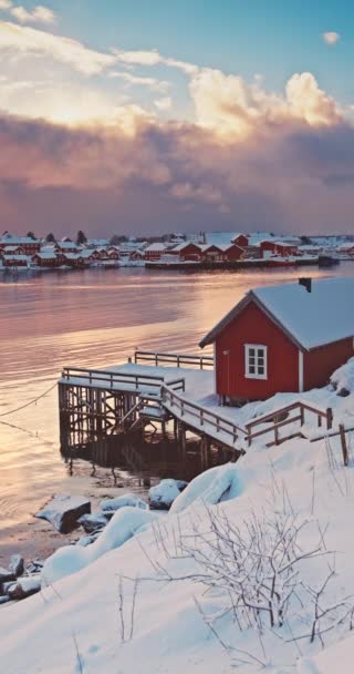 Kleur Schilderachtige Zonsopgang Lofoten Eilanden Noorwegen Rode Huis Vissersdorp Bergen — Stockvideo