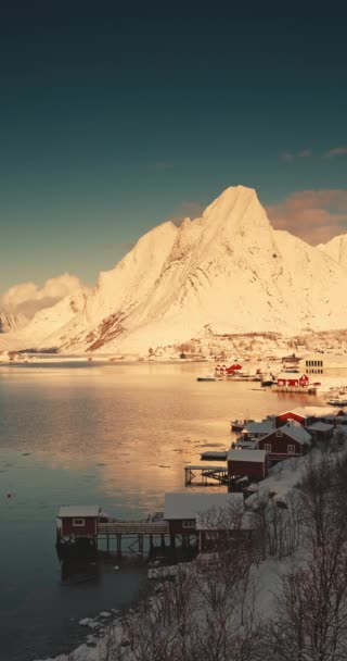 挪威罗浮敦群岛的自然垂直落日全景 海岸上有红屋 渔村和山脉 全景视频 — 图库视频影像