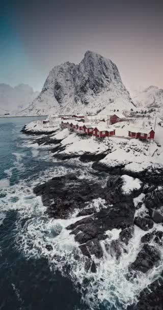 Naturlandskap Lofoten Öar Norge Reine Röda Hus Fiskeby Snöiga Berg — Stockvideo