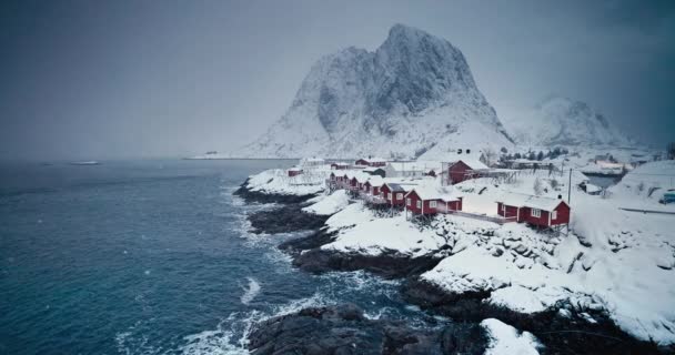 挪威Lofoten岛Reine村冬季全景 岩石海岸和雪山峰及电影雪片 — 图库视频影像