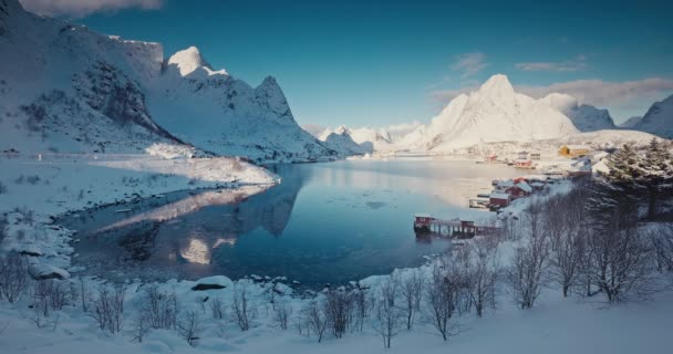 Prachtig Winterlandschap Van Pittoresk Vissersdorp Zee Besneeuwde Bergen Heuvels Lofoten — Stockvideo