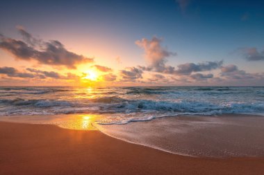 Deniz hozini ve güzel sahil kıyısında güzel bir gün doğumu.
