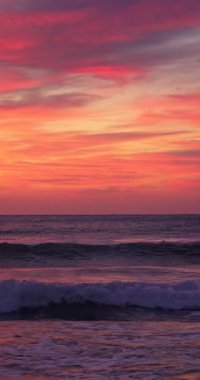 Sahilde güzel bir tropikal gün doğumu, okyanus batımı