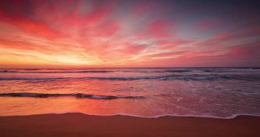 Tropikal plajın üzerinde altın gün doğumu, kıyı şeridinde manzaralı okyanus günbatımı