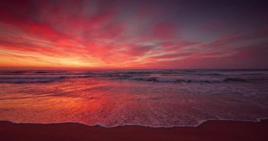 Okyanusun doğuşuyla deniz batışıyla parlayan ufuk ve kumsalı yıkayan sakin dalgalar.