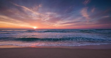 Tropikal plajın üzerinde altın gün doğumu, kıyı şeridinde manzaralı okyanus günbatımı