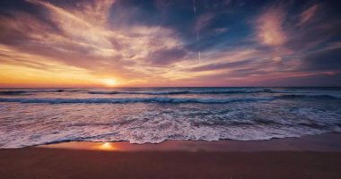 Okyanusun doğuşuyla deniz batışıyla parlayan ufuk ve kumsalı yıkayan sakin dalgalar.