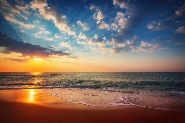 Magnifique Paysage Nuageux Sur La Mer Prise De Vue Au Lever Du Soleil Bonjour Martin Stock Photo Magnifique Paysage Nuageux Sur La Mer Prise De Vue Au Lever Du Soleil Bonjour Martin Stock Photo