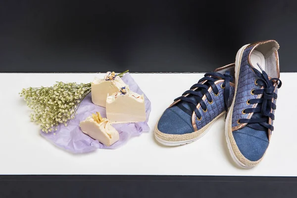 鞋, 肥皂和芳香花束 — 图库照片